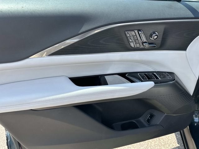 2024 Cadillac LYRIQ Luxury 1