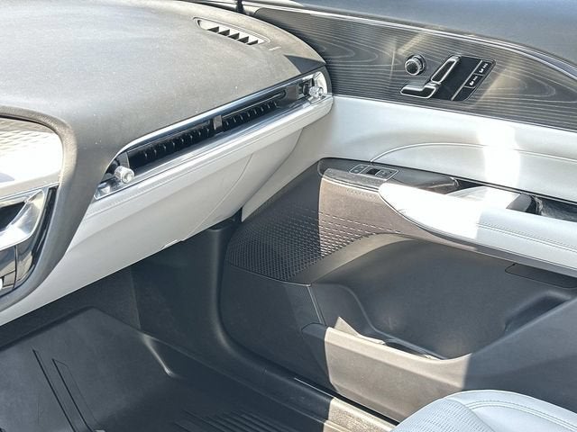2024 Cadillac LYRIQ Luxury 1